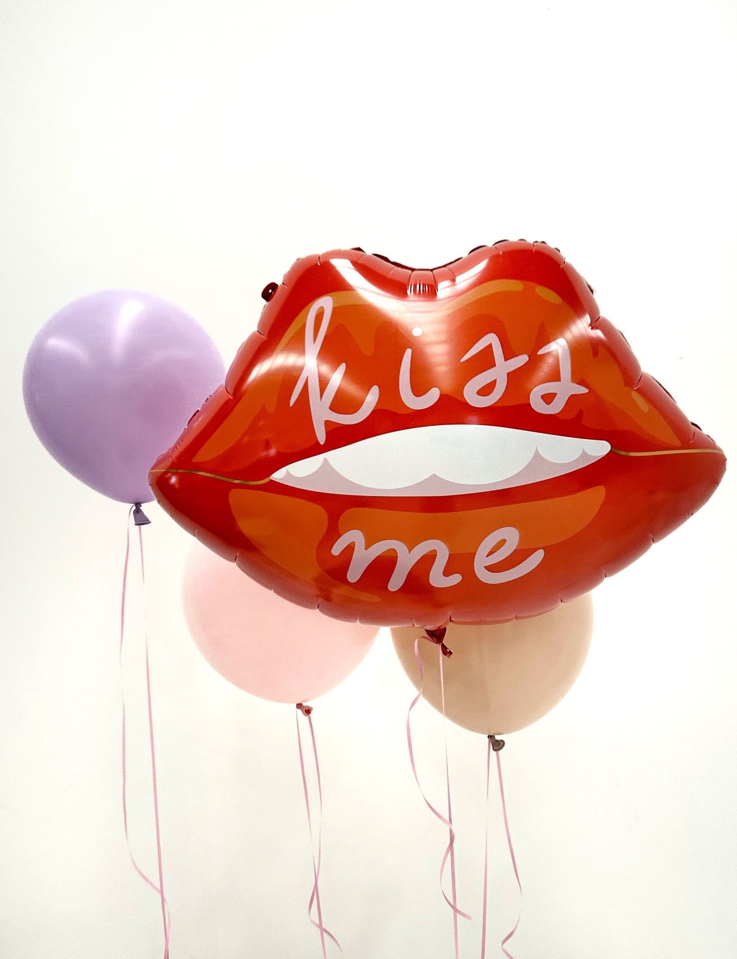 Kiss Me Giant Balloon Bunch